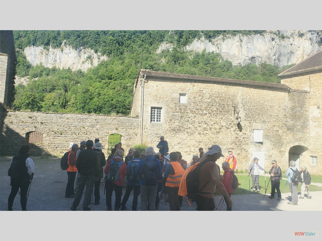 2- dans la cour de l'Abbaye