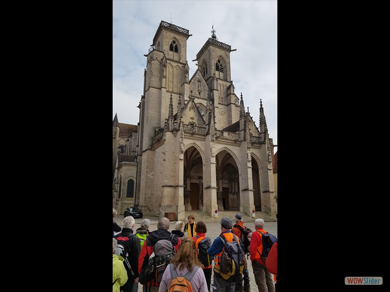 7- sur le parvis de la collégiale