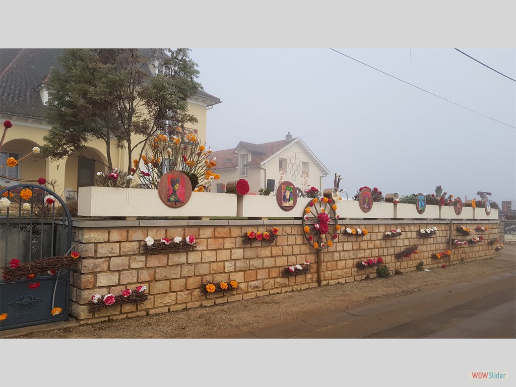 2- Décoration variée en sortant de Chambolle Musigny