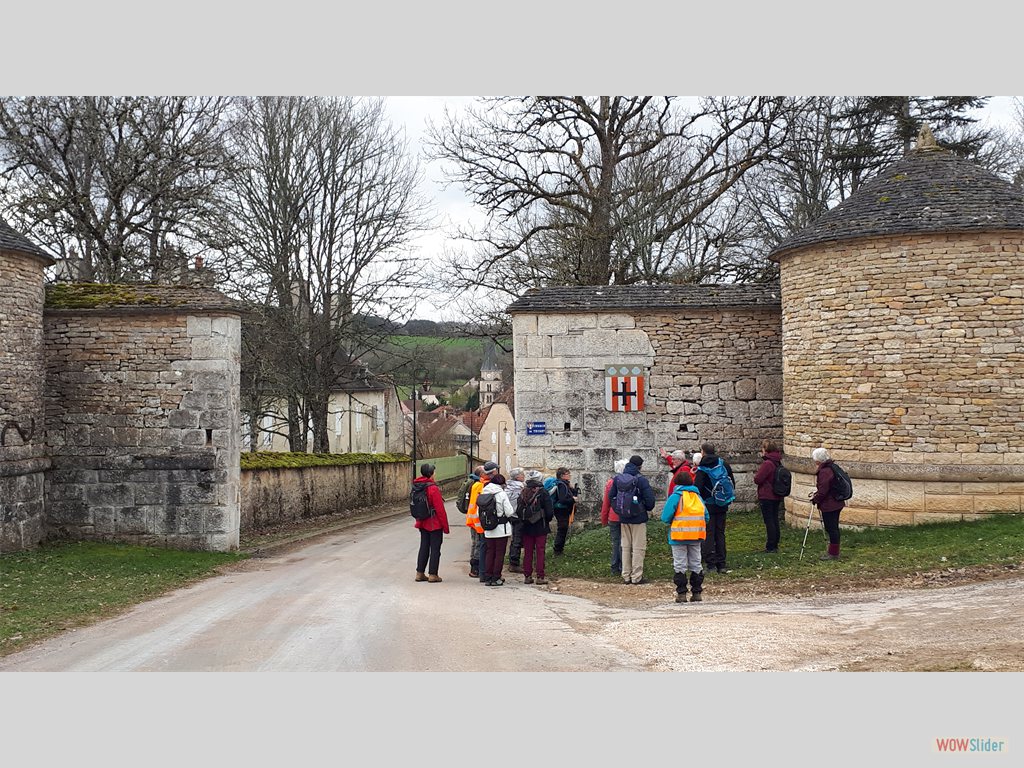 5- ancienne porte avec blason